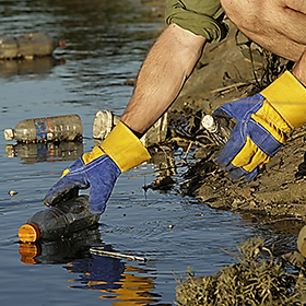 Clearing litter from Cooks River