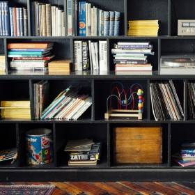 Very tidy bookshelf